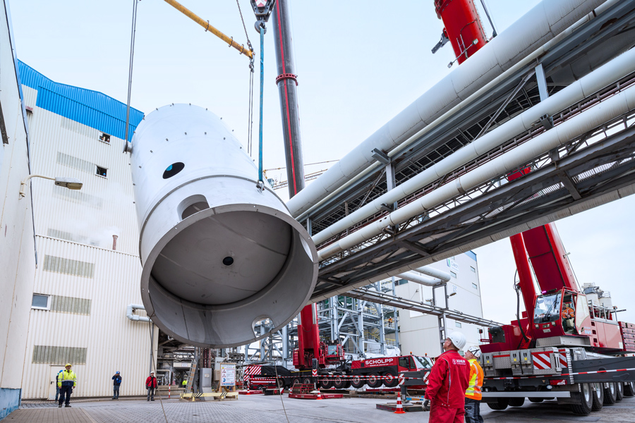 Esperienza nel montaggio e smontaggio di macchinari industriali che sostiene il successo di impianti industriali su larga scala.