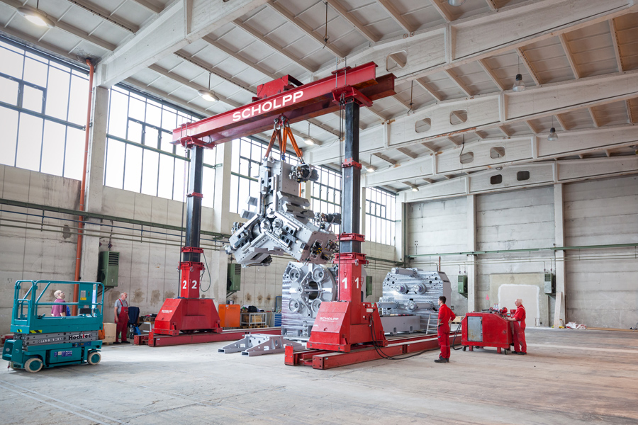 Montaggio e smontaggio di macchinari: efficienza in azione nell’industria dei beni strumentali.