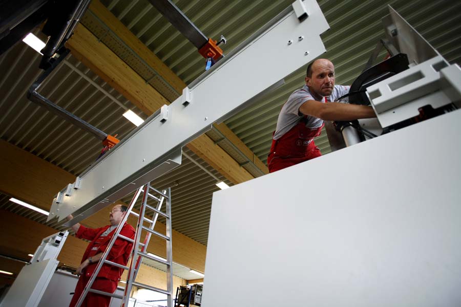 Tecnici specializzati per un’installazione sicura e precisa dei macchinari industriali, con la garanzia SCHOLPP.