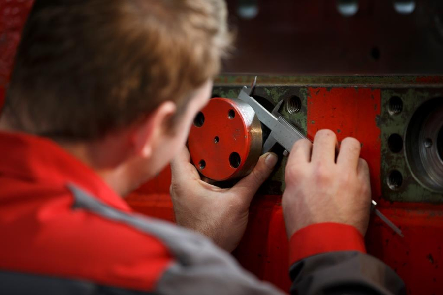 IT: Messa a punto di sistemi elettrici e meccanici per macchinari industriali, servizio di manutenzione SCHOLPP. | ES: Puesta a punto de sistemas eléctricos y mecánicos para maquinaria industrial, servicio de mantenimiento SCHOLPP.