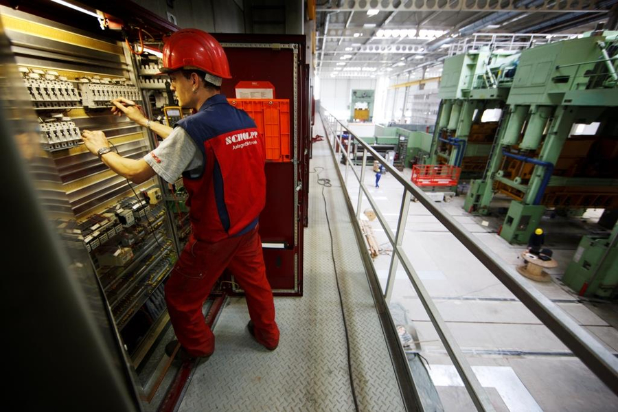 Formazione specializzata SCHOLPP per la movimentazione precisa di macchinari industriali.
