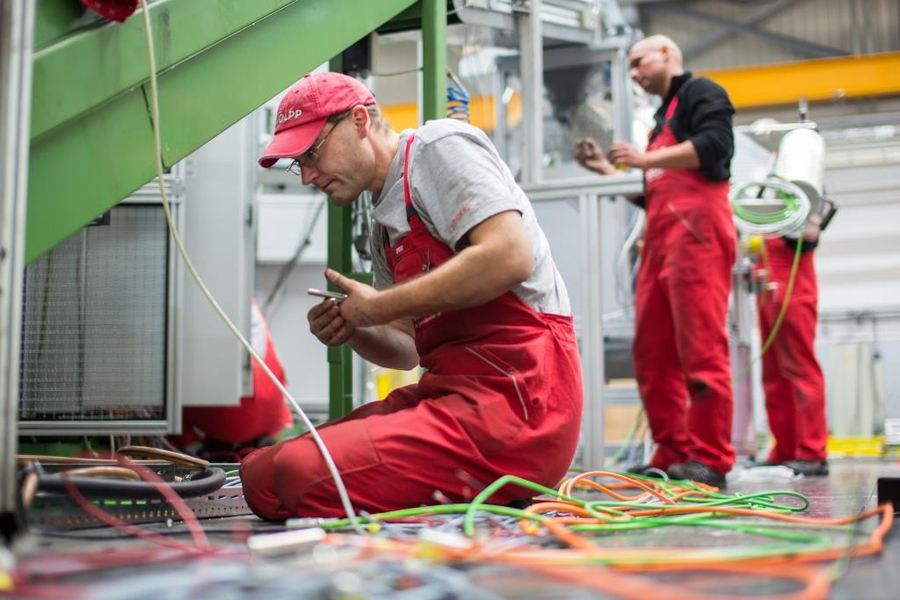 Movimentazione di macchinari industriali in sicurezza con il team SCHOLPP.