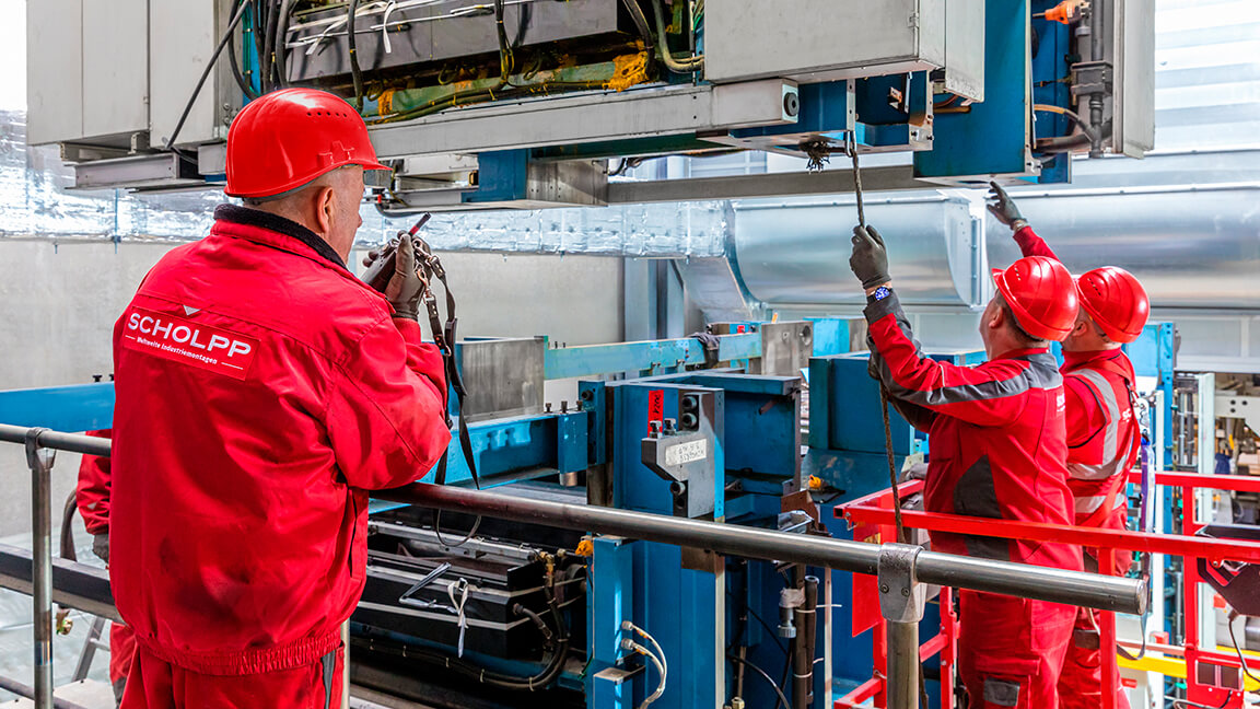 Rilocalizzazione di una pressa idraulica industriale.