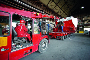 Trasporto industriale di macchinari pesanti: SCHOLPP garantisce velocità e massima sicurezza in ogni movimentazione.